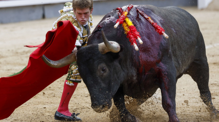 El diestro Borja Jiménez da un pase durante la Corrida de la Asociación de la Prensa dentro de la Feria de San Isidro, este miércoles en la plaza de toros de Las Ventas en Madrid. 