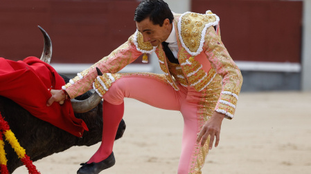 El diestro Paco Ureña durante la Corrida de la Asociación de la Prensa dentro de la Feria de San Isidro, este miércoles en la plaza de toros de Las Ventas en Madrid. 