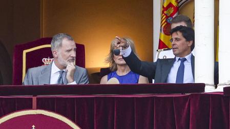 El Rey Felipe VI escucha atento a Francisco Rivera en el Palco Real de Las Ventas