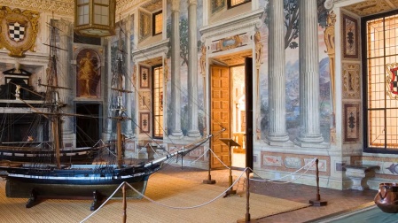 Exposición de barcos en el Palacio del Marqués de Santa Cruz 