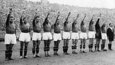 La selección italiana de fútbol realiza el saludo fascista en el Mundial