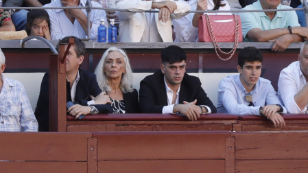 Karina Bocos y su hijo Marco Antonio en la corrida homenaje a Antoñete en las Ventas