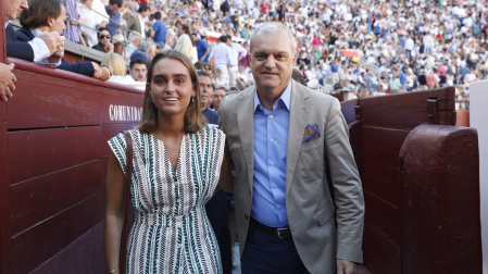 Ramón García junto a su hija Natalia en la corrida homenaje a Antoñete en las Ventas