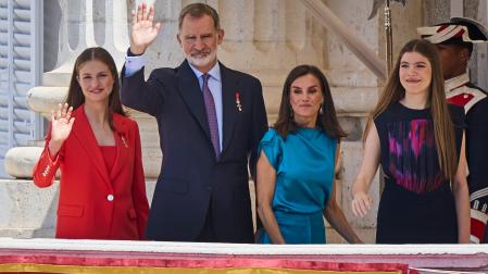 La Familia Real saluda desde el balcón del Palacio Real