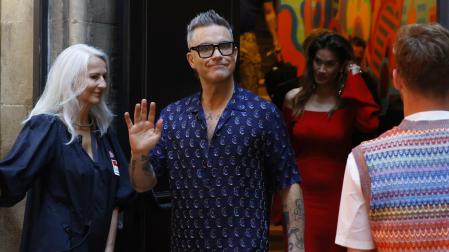 Robbie Williams abre su muestra en Moco Barcelona: "A la edad de 50 estoy disfrutando de mi vida"