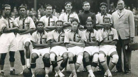 Foto de equipo de la selección india que se negó a jugar con botas de fútbol en el Mundial de Brasil de 1950