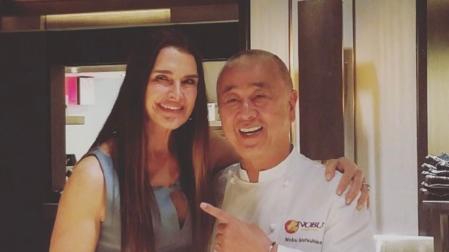 El chef y actor Nobu junto a Brooke Shields