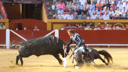 Momento en el que el caballo de Hermoso pierde las manos