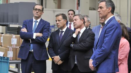 ALBACETE, 02/07/2024.-El presidente del Gobierno, Pedro Sánchez, junto aL presidente de Castilla-La Mancha, Emiliano García-Page,, el alcalde de Albacete Manuel Serrano, y el consejero delegado de Airbús Helicopter España Fernando Lombo, ha celebrado este martes la instalación en Albacete del nuevo hub logístico industrial de Airbus, que ha situado como un referente del sector aeronáutico no sólo español sino también europeo. Sánchez ha destacado, en el acto de inauguración de este hub, la relación de Airbus con España que "se ha consolidado en estos últimos años" y que se inició en el año 2000 con la adhesión a este proyecto industrial.- EFE/ Manu