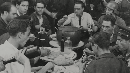 La escasez de alimentos se suplió durante la Guerra Civil, y más tarde a partir de 1939, por la imaginación de los cocineros, como ha retratado perfectamente Juan Eslava Galán.