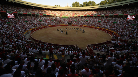 -FOTODELDIA- PAMPLONA, 10/07/2023.- Ambiente en la plaza de toros de Pamplona previo al cuarto encierro de los sanfermines 2023, protagonizado este lunes por la ganadería de Fuente Ymbro. EFE/Eloy Alonso