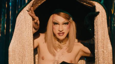 Félix Maritaud da vida en "Solo" a Olivier, el nuevo integrante del espectáculo drag