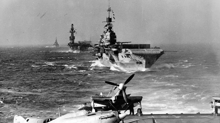 Vista desde la cubierta de vuelo del «HMS Victorious», seguido por el «HMS Indomitable» y el «HMS Eagle»