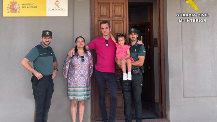 Los dos agentes de la Guardia Civil de Villarrobledo (Albacete) junto a la niña que han salvado la vida y sus padres