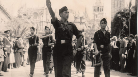 Falangistas desfilando por las calles de Sevilla en 1937