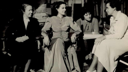 McCall, tercera de izda. a dcha., durante el rodaje de «La mujer sin alma» (1936) junto a Viola Lawrence, Rosalind Russell y la directora Dorothy Arzner