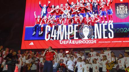  Los jugadores de la selección española junto a La Potra durante la celebración este lunes en Cibeles del título de campeones de la Eurocopa 