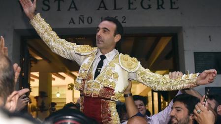 GRA388. BILBAO(BIZKAIA), 25/08/2017.- El diestro Enrique Ponce ha salido hoy por la puerta grande de la plaza de toros de Vistalegre, tras cortar dos orejas a su segundo toro durante la séptima tarde de Corridas Generales de Bilbao 2017. EFE/MIGUEL TOÑA