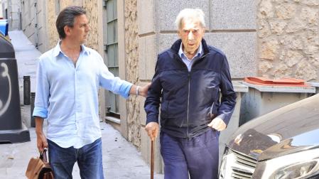 Mario Vargas Llosa junto a su hijo Gonzalo