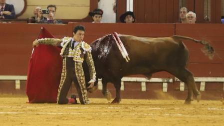 Roca Rey se pasa al quinto toro por la espalda de rodillas