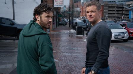 Casey Affleck y Matt Damon en "Los instigadores", ya en Apple