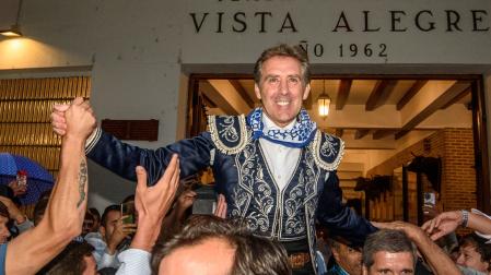  El rejoneador Pablo Hermoso de Mendoza ha salido a hombros por conseguir dos orejas, durante la corrida de la Feria de Bilbao celebrada este sábado en la plaza de toros de Vistalegre. 