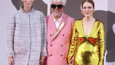 Tilda Swinton, Pedro Almodóvar y Julianne Moore en la alfombra roja de Venecia