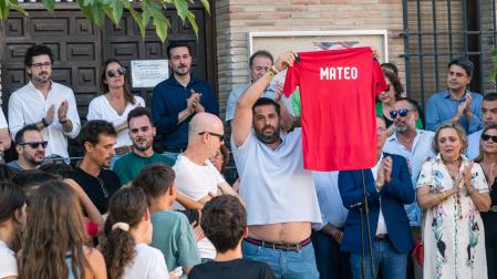 Varios familiares y amigos del niño asesinado muestran una camiseta con su nombre, durante el minuto de silencio en la puerta del Ayuntamiento de Mocejón, Toledo