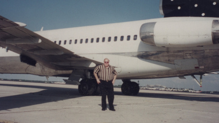 Lou Pearlman, delante de uno de sus supuestos aviones