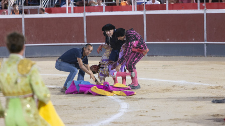 César Pacheco sufre una gravísima cornada en el cuello y es intervenido de urgencia