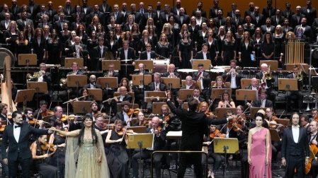 Netrebko (con el traje dorado) y compañía volvieron a regalar una noche para el recuerdo en el Teatro Real