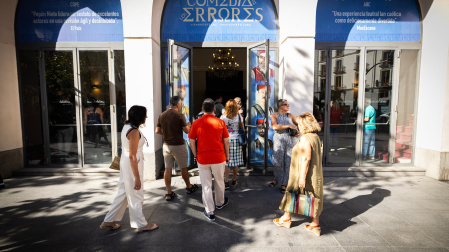 Entrada del Teatro La Latina, ayer, antes de la presentación de temporada de Pentación