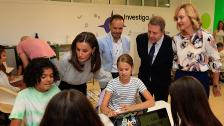 Doña Letizia, Pilar Alegría y Emiliano García-Page durante su visita al colegio público CEIP Maestra Plácida Herranz 