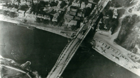 Vista aérea del puente sobre el Rin a su paso por Arnhem; las secuelas del combate son visibles en la parte superior de la fotografía