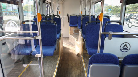 Interior de uno de los nuevos autobuses urbanos eléctricos de Toledo