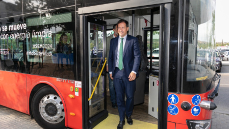 El alcalde de Toledo, en uno de los nuevos autobuses urbanos eléctricos de la capital regional