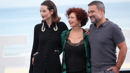 (I-D) La actriz Mireia Oriol, la directora Icíar Bollaín y el actor Urko Olazabal posan durante el photocall de la película ‘Soy Nevenkaí, en el Festival de Cine de San Sebastián, a 21 de septiembre de 2024, en San Sebastián, Guipúzcoa, País Vasco (España). La película, dirigida por Icíar Bollaín, está basada en la historia real de la concejala de Hacienda del Ayuntamiento de Ponferrada, Nevenka Fernández, que en el año 2000 denunció al alcalde por acoso sexual y laboral. 