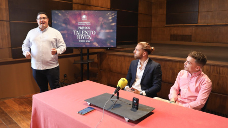 El concejal de Juventud y Festejos, José Vicente García-Toledano junto a los creadores de contenido, SerOnoser y Valmaseda