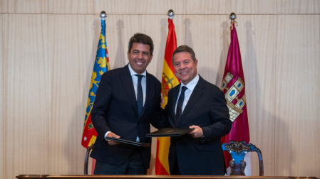 El president de la Generalitat Valenciana, Carlos Mazón (i), y el presidente de Castilla-La Mancha, Emiliano García-Page (d), durante la firma de un acuerdo de colaboración entre la Generalitat Valenciana y la Junta de Comunidades de Castilla-La Mancha para la atención sanitaria en zonas limítrofes, en el Hospital de Requena, a 15 de mayo de 2024, en Requena, Valencia, Comunidad Valenciana (España)