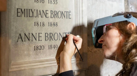 Imagen del momento en el que se han coloreado los dos puntos añadidos a la inscripción de Anne Brontë