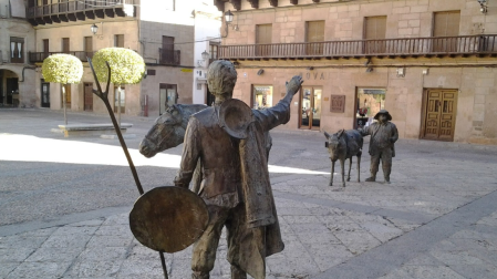 Figuras de Don Quijote y Sancho Panza en la plaza de Villanueva de los Infantes (Ciudad Real)