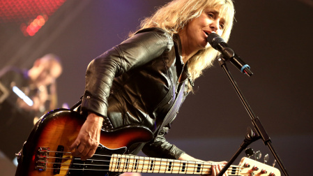 Suzi Quatro con su sempiterno bajo