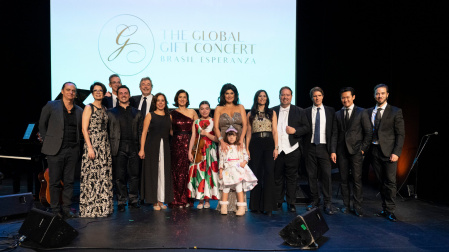 Todo el elenco de artistas que integran el Primer Global Gift Concert