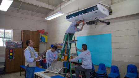 Instalación de un aire acondicionado en el aula de un colegio