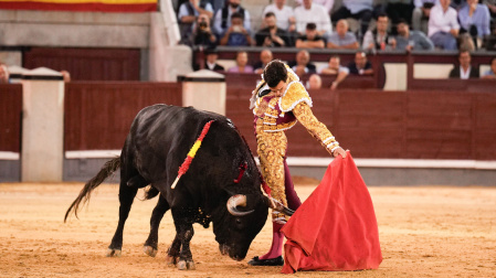 El diestro Tomás Rufo con su segundo toro durante el festejo taurino de la Feria de Octubre que se celebra hoy viernes en la Monumental de Las Ventas, en Madrid. 