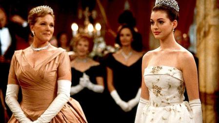 Anne Hathaway es coronada ante la orgullosa mirada de Julie Andrews