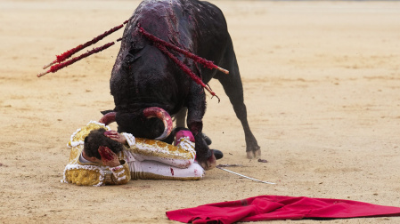  El diestro Víctor Hernández sufre un percance con su primer toro durante el festejo taurino de la Feria de Octubre que se celebra este domingo en la Monumental de Las Ventas, en Madrid. 