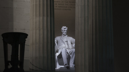 Estatua del presidente Abraham Lincoln en el Memorial homónimo en Washington