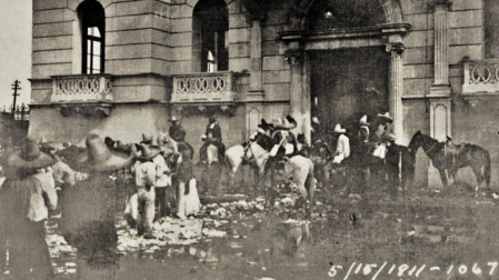 Maderistas entrando al casino de La Laguna, durante la matanza del Torreón