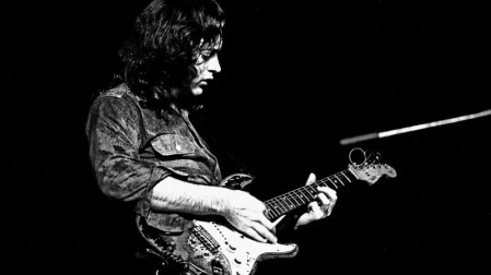 Rory Gallagher, con su famosa Stratocaster